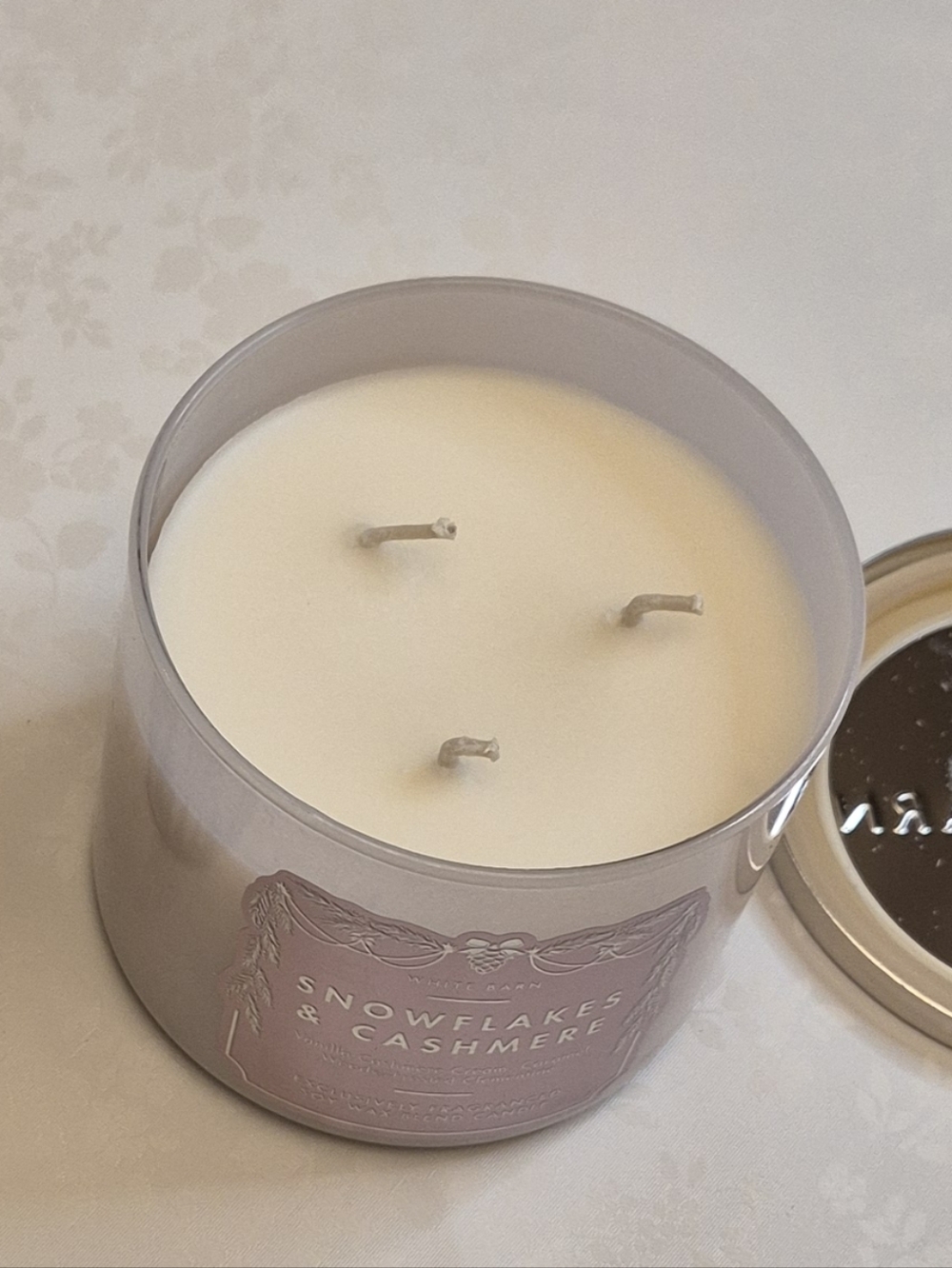 3 Wick Candle Bath & Body Works Snowlakes & Cashmere - Picture 2 of 4